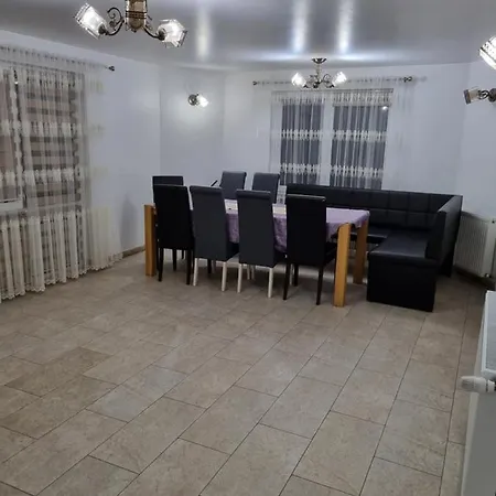 Trei Brazi Cu Ciubar Si Loc De Joaca Exterior Holiday home