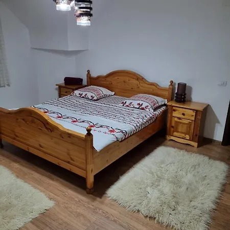 Trei Brazi Cu Ciubar Si Loc De Joaca Exterior Holiday home *